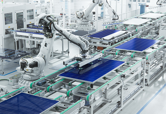 Foto von einer Produktion mit Robotern in der PV-Industrie