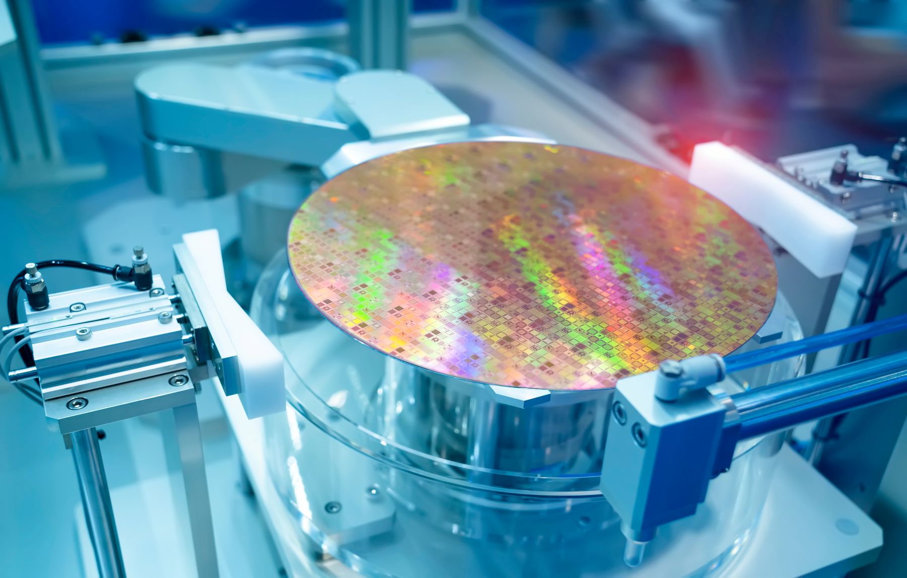 Wafer der mit einem Roboterarm bewegt wird