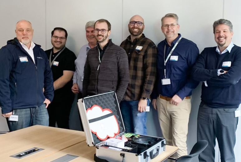 Eine Gruppe von Geschäftsleuten lächelt in die Kamera