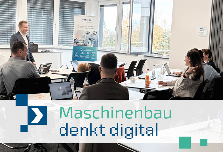 Bei einem Business-Event wird ein Vortrag gehalten. Ein Mann steht vor einer Gruppe aus 5 Personen, die zuhören.