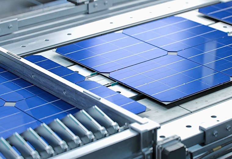 Solarzellen auf Förderband